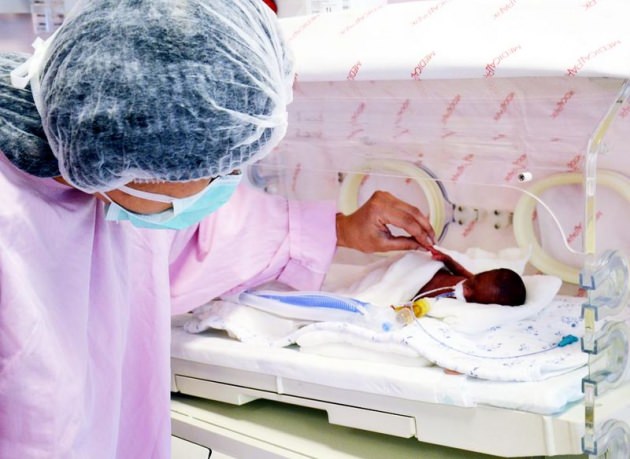 380 gramlık bebeğe ilk dokunuş 380 gramlık bebeğe ilk dokunuş