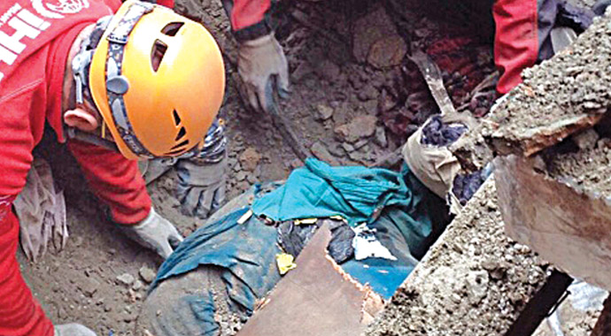 Kurtarma ekipleri artık ceset çıkarıyor Kurtarma ekipleri artık ceset çıkarıyor