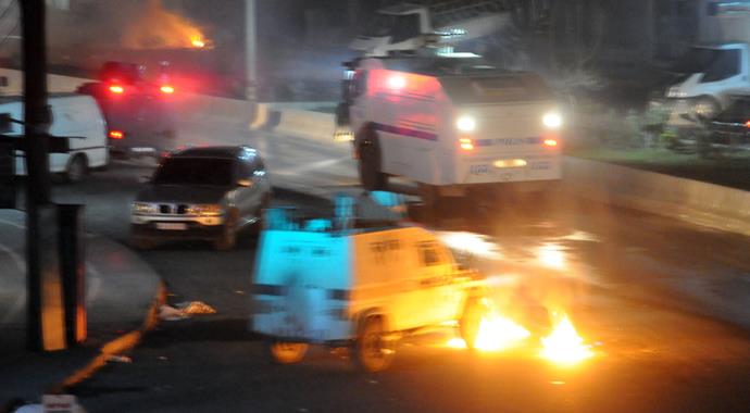 Cizre'de yol kesen PKK'lı gruba müdahale Cizre'de yol kesen PKK'lı gruba müdahale