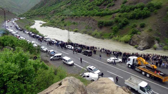 Zap suyuna uçan araçtan 5 kişinin cesedi çıkarıldı! Zap suyuna uçan araçtan 5 kişinin cesedi çıkarıldı!