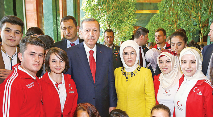 Devletin zirvesinden gençlere 19 Mayıs hediyesi Devletin zirvesinden gençlere 19 Mayıs hediyesi