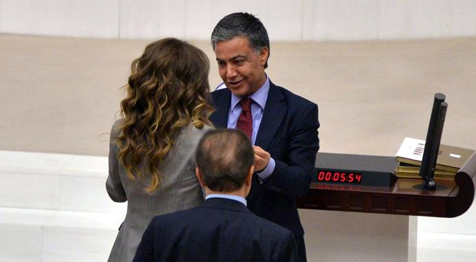 AK Partili kadın vekil kürsüye koştu AK Partili kadın vekil kürsüye koştu