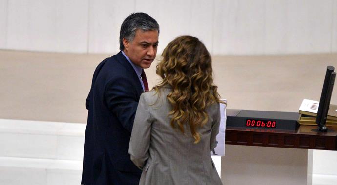 AK Partili kadın vekil kürsüye koştu AK Partili kadın vekil kürsüye koştu