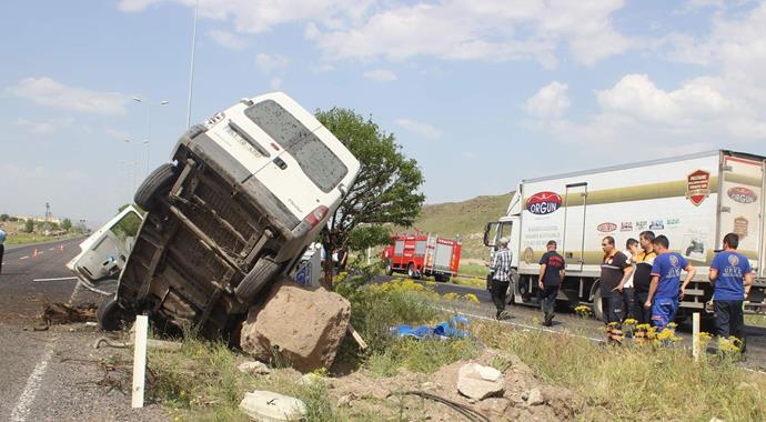 Köpeğe çarpmamak için direksiyonu kırdı: 4 yaralı Köpeğe çarpmamak için direksiyonu kırdı: 4 yaralı