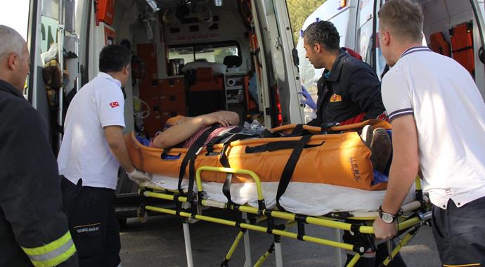 Manisa'da trafik kazası: 5 yaralı Manisa'da trafik kazası: 5 yaralı