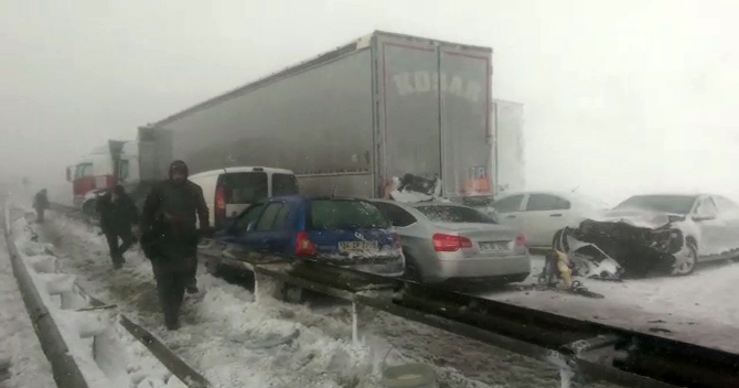 TEM'de onlarca araç birbirine girdi TEM'de onlarca araç birbirine girdi