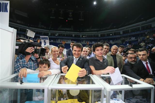 Fenerbahçe'de Aziz Yıldırım yeniden başkan seçildi Fenerbahçe'de Aziz Yıldırım yeniden başkan seçildi