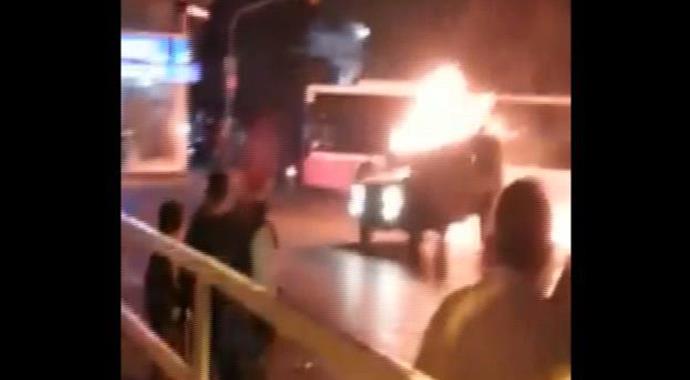 Okmeydanı'nda zırhlı polis aracını yaktılar! Okmeydanı'nda zırhlı polis aracını yaktılar!