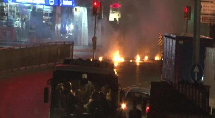 Okmeydanı'nda zırhlı polis aracını yaktılar! Okmeydanı'nda zırhlı polis aracını yaktılar!