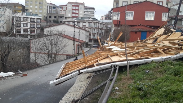Fırtına evlerin çatılarını uçurdu Fırtına evlerin çatılarını uçurdu