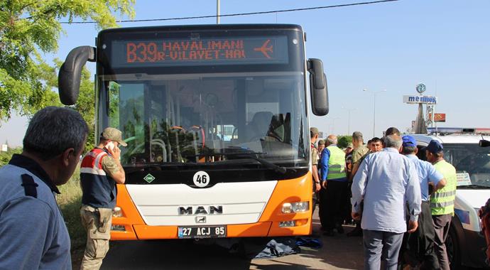 Kamyonla çarpışan motosikletli otobüsün altında kaldı Kamyonla çarpışan motosikletli otobüsün altında kaldı