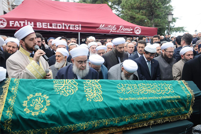 Davutoğlu Mahmut Efendi'nin kardeşinin cenazesinde Davutoğlu Mahmut Efendi'nin kardeşinin cenazesinde