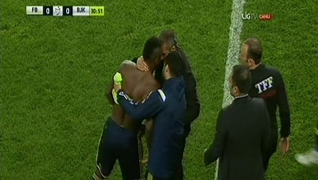 Emenike formasını çıkardı, oyundan çıkmak istedi Emenike formasını çıkardı, oyundan çıkmak istedi