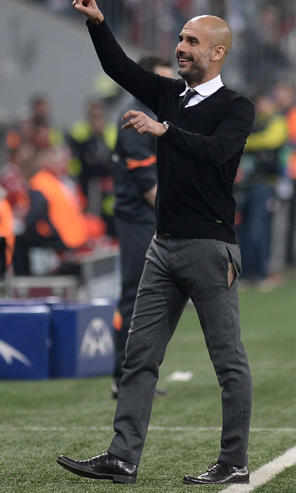 Maç sırasında Guardiola'nın pantolunu yırtıldı Maç sırasında Guardiola'nın pantolunu yırtıldı