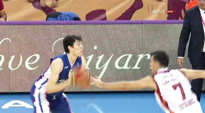 Nefesleri kesen Galatasaray Anadolu Efes derbisinde kazanan Sarı-Kırmızılılar oldu Nefesleri kesen Galatasaray Anadolu Efes derbisinde kazanan Sarı-Kırmızılılar oldu