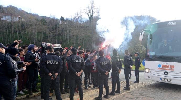 Beşiktaş'a Rize'de kemençe ve Tulumlu karşılama Beşiktaş'a Rize'de kemençe ve Tulumlu karşılama