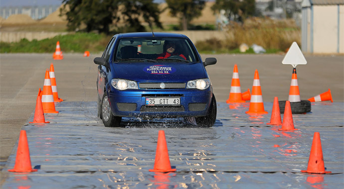 Sürücülere hayat kurtaran 'buzlu yol' önerileri Sürücülere hayat kurtaran 'buzlu yol' önerileri
