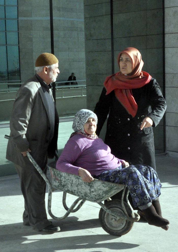 Hakim karşısına el arabası ile çıktı Hakim karşısına el arabası ile çıktı