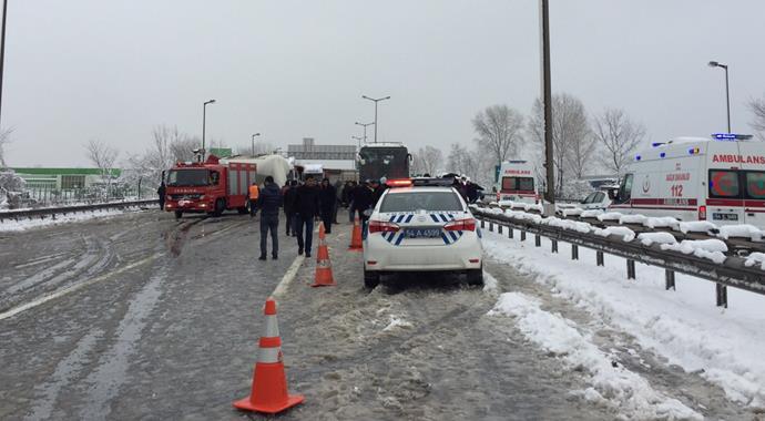 İki yolcu otobüsü çarpıştı, çok sayıda yaralı var İki yolcu otobüsü çarpıştı, çok sayıda yaralı var