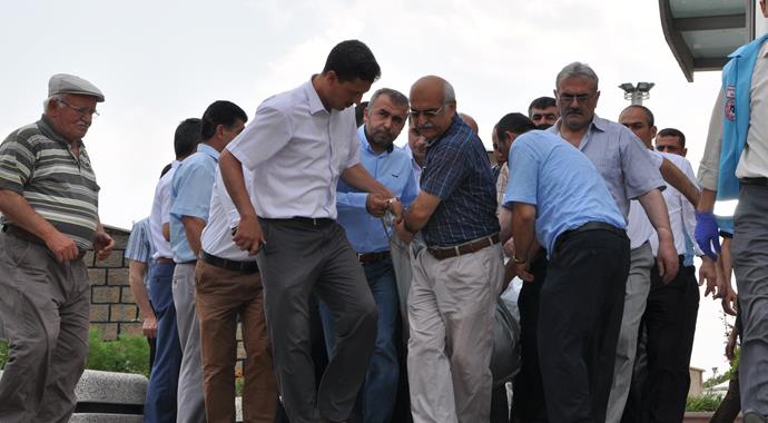 Müftü, rektör ziyareti sırasında kalp krizi geçirip öldü Müftü, rektör ziyareti sırasında kalp krizi geçirip öldü