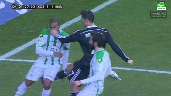 Ronaldo rakibine yumruk attı Ronaldo rakibine yumruk attı