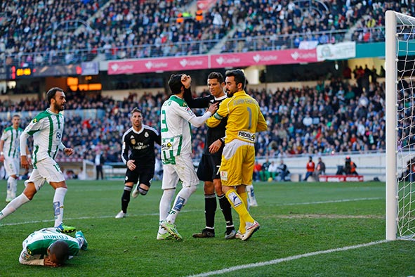 Ronaldo rakibine yumruk attı Ronaldo rakibine yumruk attı