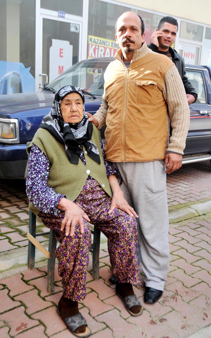 Annesini son anda dumanların içinden kurtardı Annesini son anda dumanların içinden kurtardı