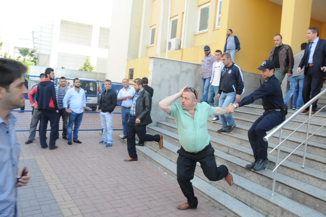 Adliye önünde tekme tokat birbirlerine girdiler Adliye önünde tekme tokat birbirlerine girdiler