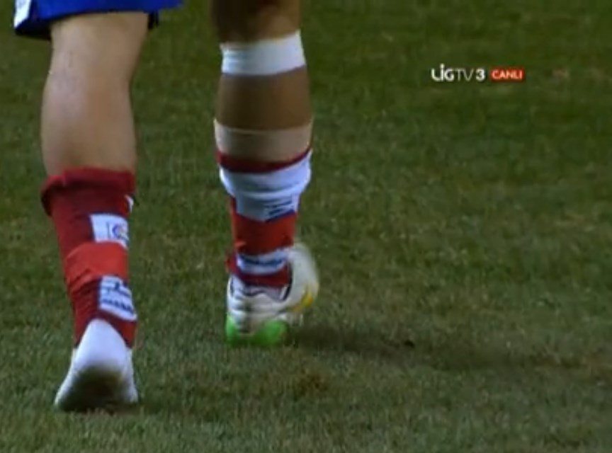 Arda Turan hakeme ayakkabı fırlattı Arda Turan hakeme ayakkabı fırlattı