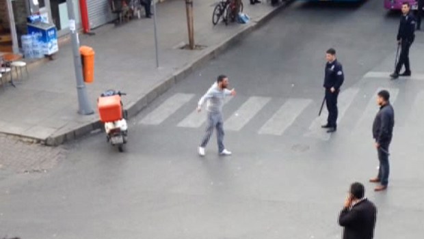 Fatih'te polise satırlı saldırı Fatih'te polise satırlı saldırı