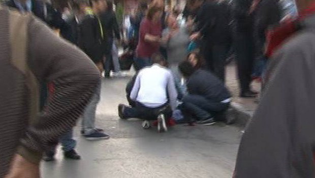 Fatih'te polise satırlı saldırı Fatih'te polise satırlı saldırı