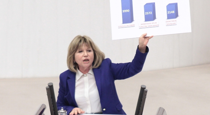 Kürsüye bu pankartla çıktı Kürsüye bu pankartla çıktı