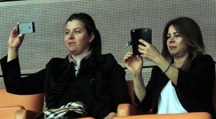 Bakan yemin etti, eşi telefonla kaydetti Bakan yemin etti, eşi telefonla kaydetti