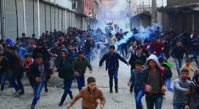 Şırnak'ta gerginlik: 2 polis yaralı Şırnak'ta gerginlik: 2 polis yaralı