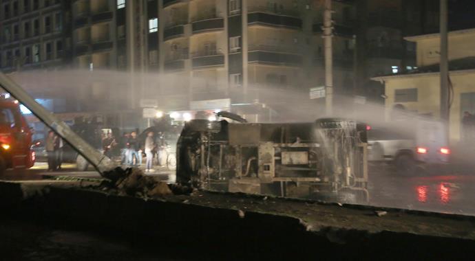 Şırnak'ta gerginlik: 2 polis yaralı Şırnak'ta gerginlik: 2 polis yaralı