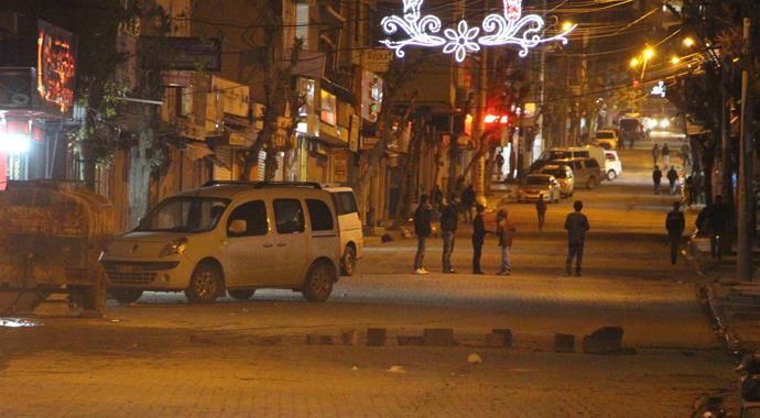 Şırnak'ta gerginlik: 2 polis yaralı Şırnak'ta gerginlik: 2 polis yaralı
