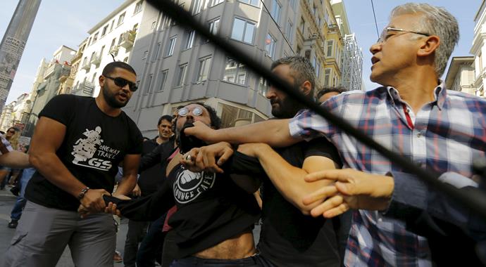 Taksim'de izinsiz yürüyüşe polis müdahalesi Taksim'de izinsiz yürüyüşe polis müdahalesi