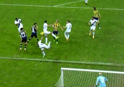 Fenerbahçe'nin tartışmalı penaltısı ortalığı karıştırdı Fenerbahçe'nin tartışmalı penaltısı ortalığı karıştırdı