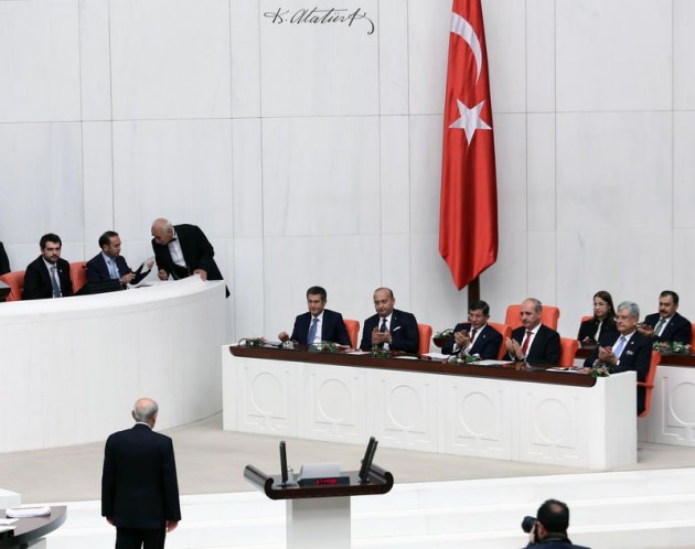 Bahçeli kürsüye çıkınca Davutoğlu... Bahçeli kürsüye çıkınca Davutoğlu...