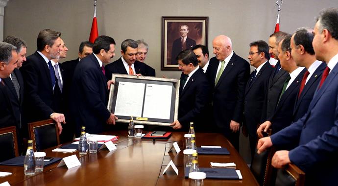 Hisarcıklıoğlu'ndan Davutoğlu'na büyük sürpriz Hisarcıklıoğlu'ndan Davutoğlu'na büyük sürpriz