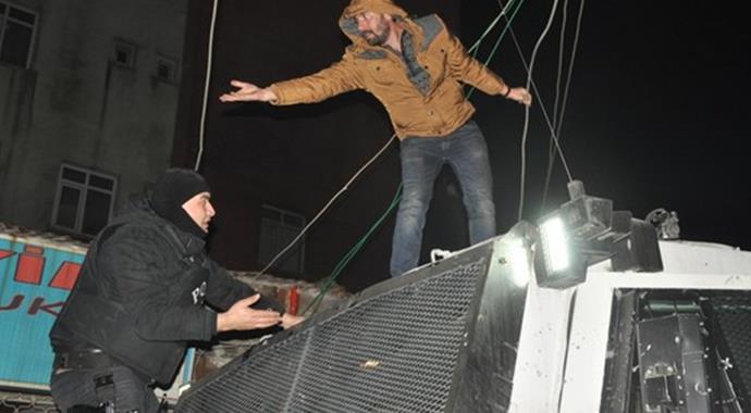 Yangını söndüren TOMA'yı taşladılar Yangını söndüren TOMA'yı taşladılar