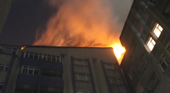 Yangını söndüren TOMA'yı taşladılar Yangını söndüren TOMA'yı taşladılar