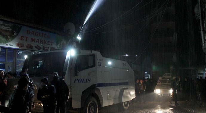 Yangını söndüren TOMA'yı taşladılar Yangını söndüren TOMA'yı taşladılar