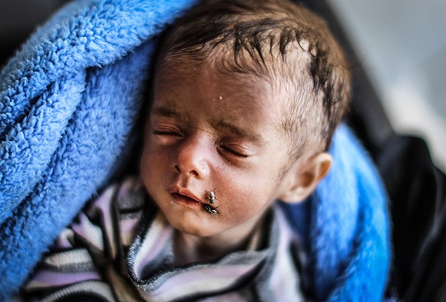 Bir aylık ikizleriyle Türkiye'ye sığındılar Bir aylık ikizleriyle Türkiye'ye sığındılar