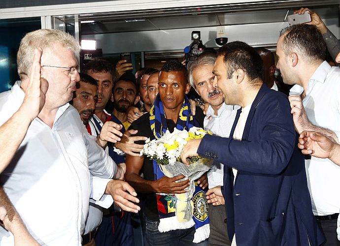 F.Bahçe'nin yıldızı Nani İstanbul'a indi F.Bahçe'nin yıldızı Nani İstanbul'a indi