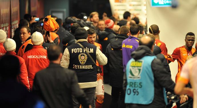 Arena'da koridorlar savaş alanı! Arena'da koridorlar savaş alanı!