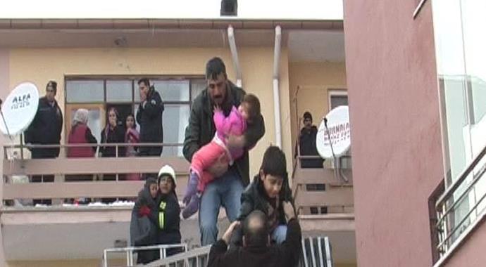 Alevlerin arasında kalan aile son anda kurtarıldı Alevlerin arasında kalan aile son anda kurtarıldı