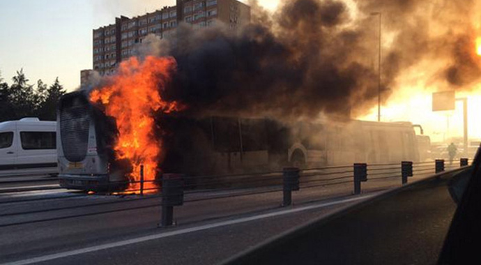 Metrobüs cayır cayır yandı! Seferler durdu... Metrobüs cayır cayır yandı! Seferler durdu...
