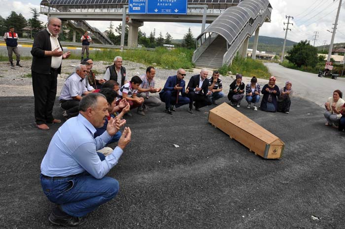 D-100 kenarında tabuta girdi! D-100 kenarında tabuta girdi!