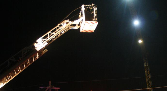 Maaşını alamayan işçiler vince çıktı Maaşını alamayan işçiler vince çıktı